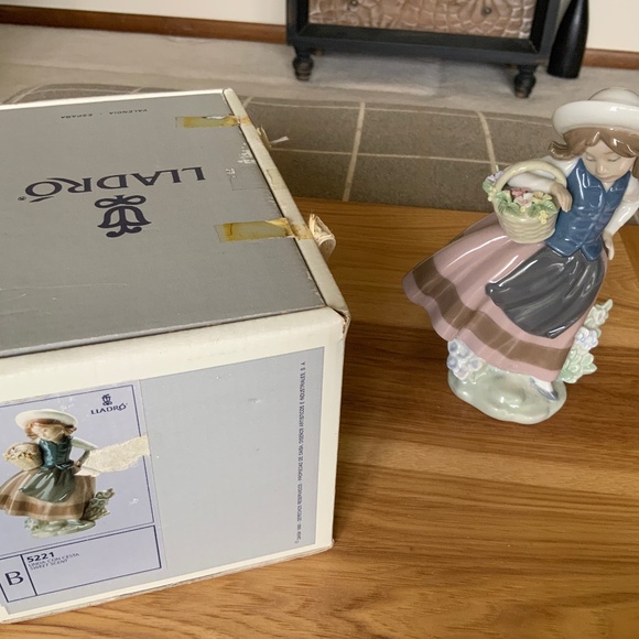Lladro 5221 Sweet Scent - Picture 1 of 6